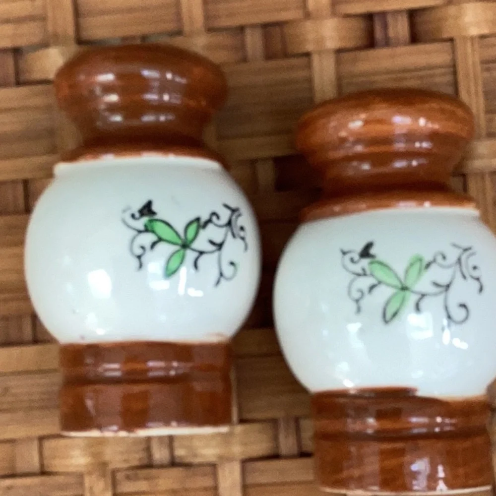 Vintage‎ Rustic Hand Painted Ceramic Farmhouse Rooster Salt & Pepper Set